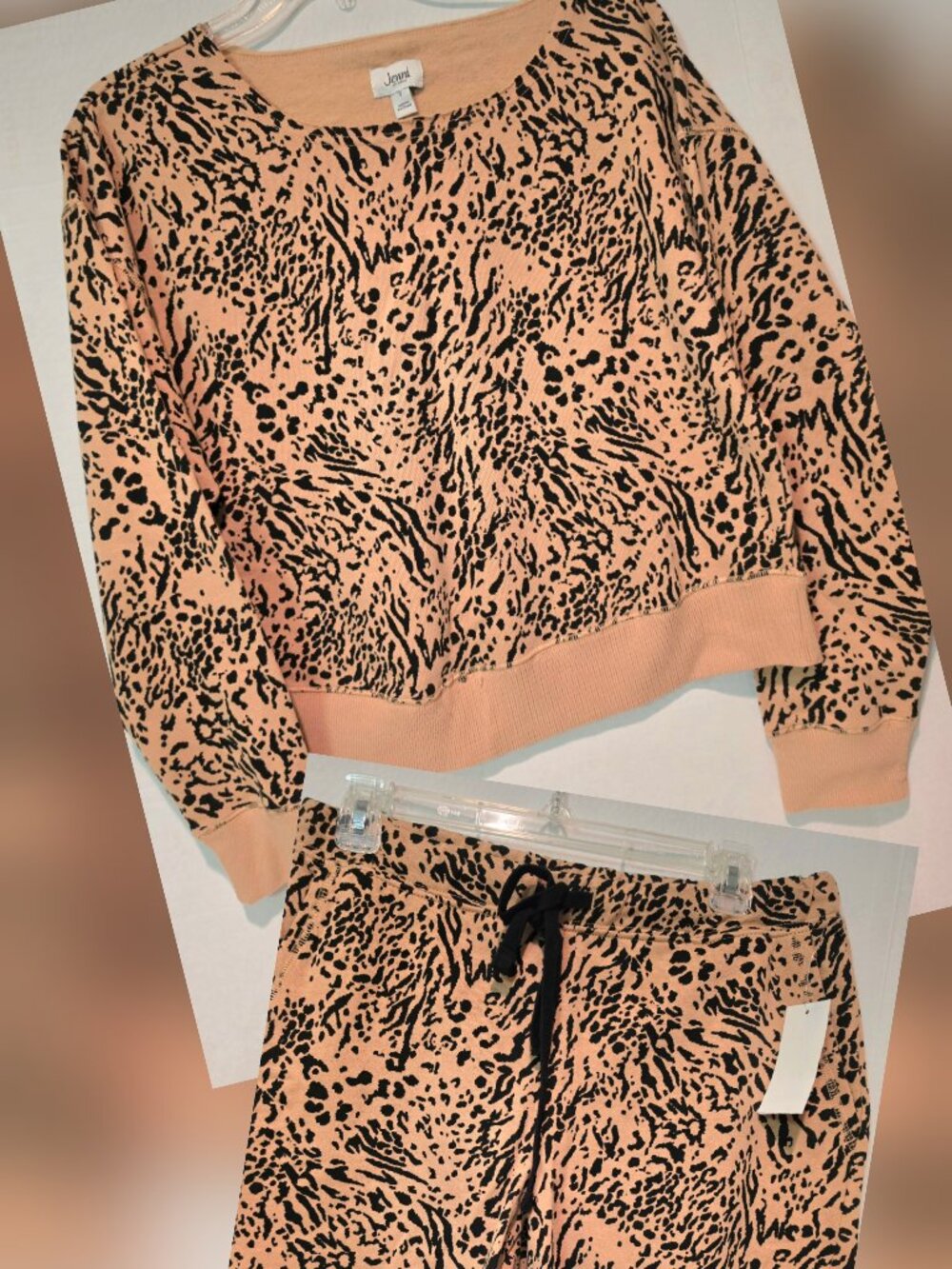 NWT 2-piece Leopard print crop sweatshirt and matching shorts. Small
